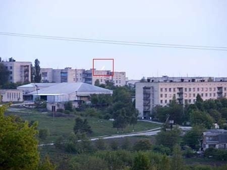 Увидел в небе НЛО над крышами домов
