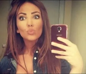 Девушка со смартфоном в руках
