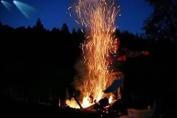 Летающая тарелка больших размеров зависла над домом