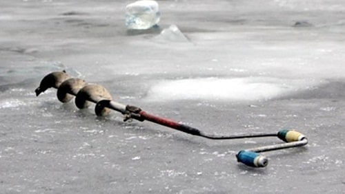 Рыбак ушёл под лёд во время зимней рыбалки