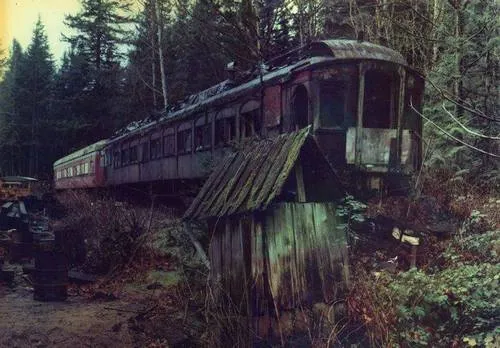 Твин Пикс - Поезд, где произошло убийство Лоры Палмер.