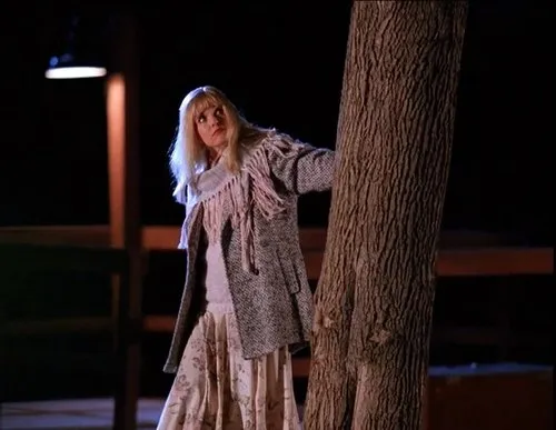 Лора Палмер возле беседки