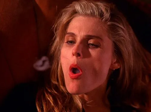 Эвелин Марш курит